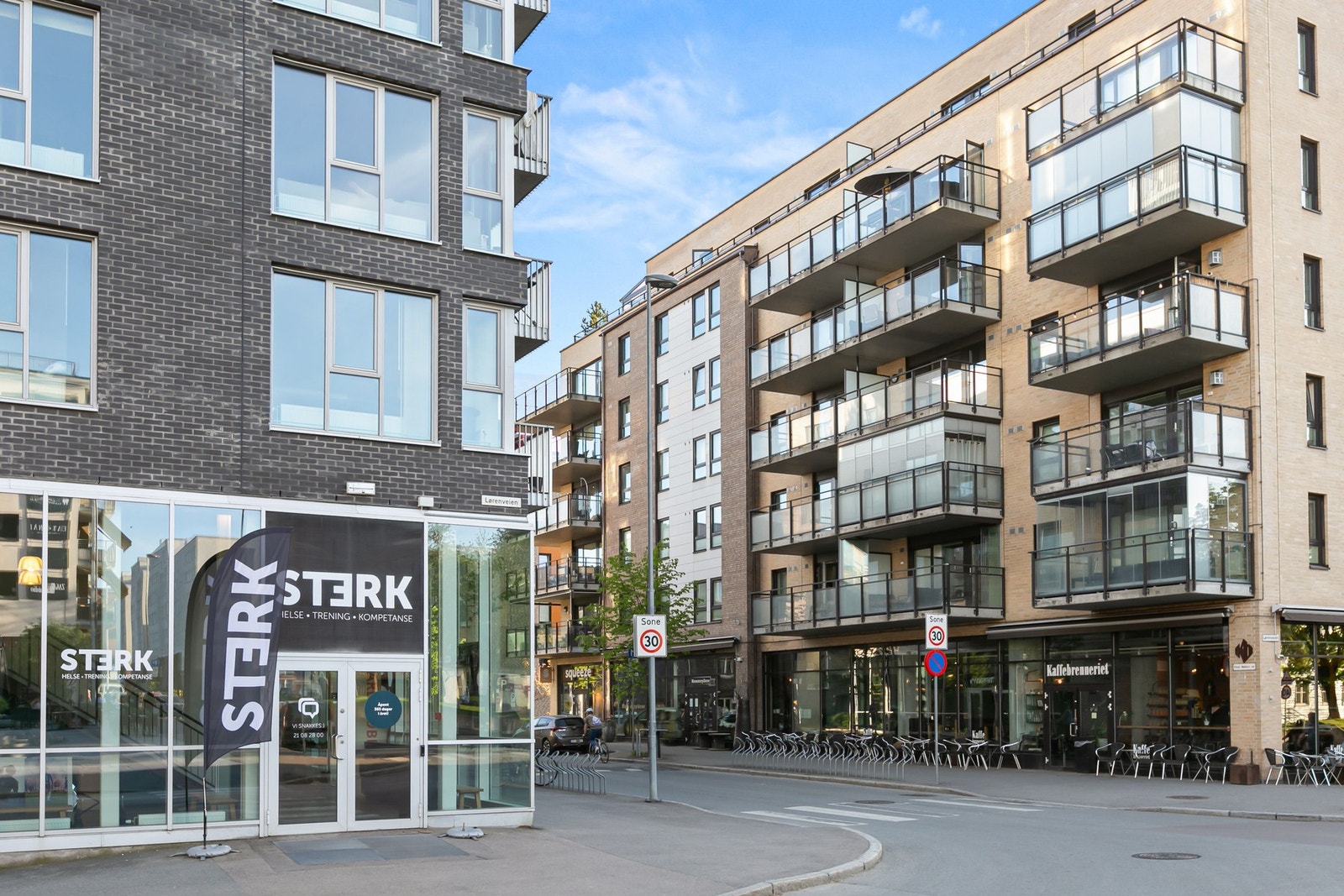 Beliggenheten er svært ideell. Her bor man sentralt samtidig som leilighetene ligger tilbaketrukket og stille. Alt man trenger i hverdagen er innen gangavstand, og sentrum er like i nærheten. Galleribilde