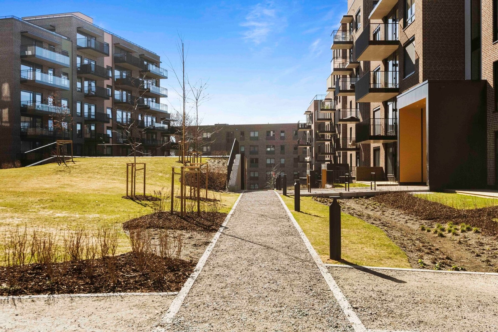 "Parken" mellom hus A, B og C har bl.a. hyggelig sittegrupper og lekeplass for barna. Galleribilde