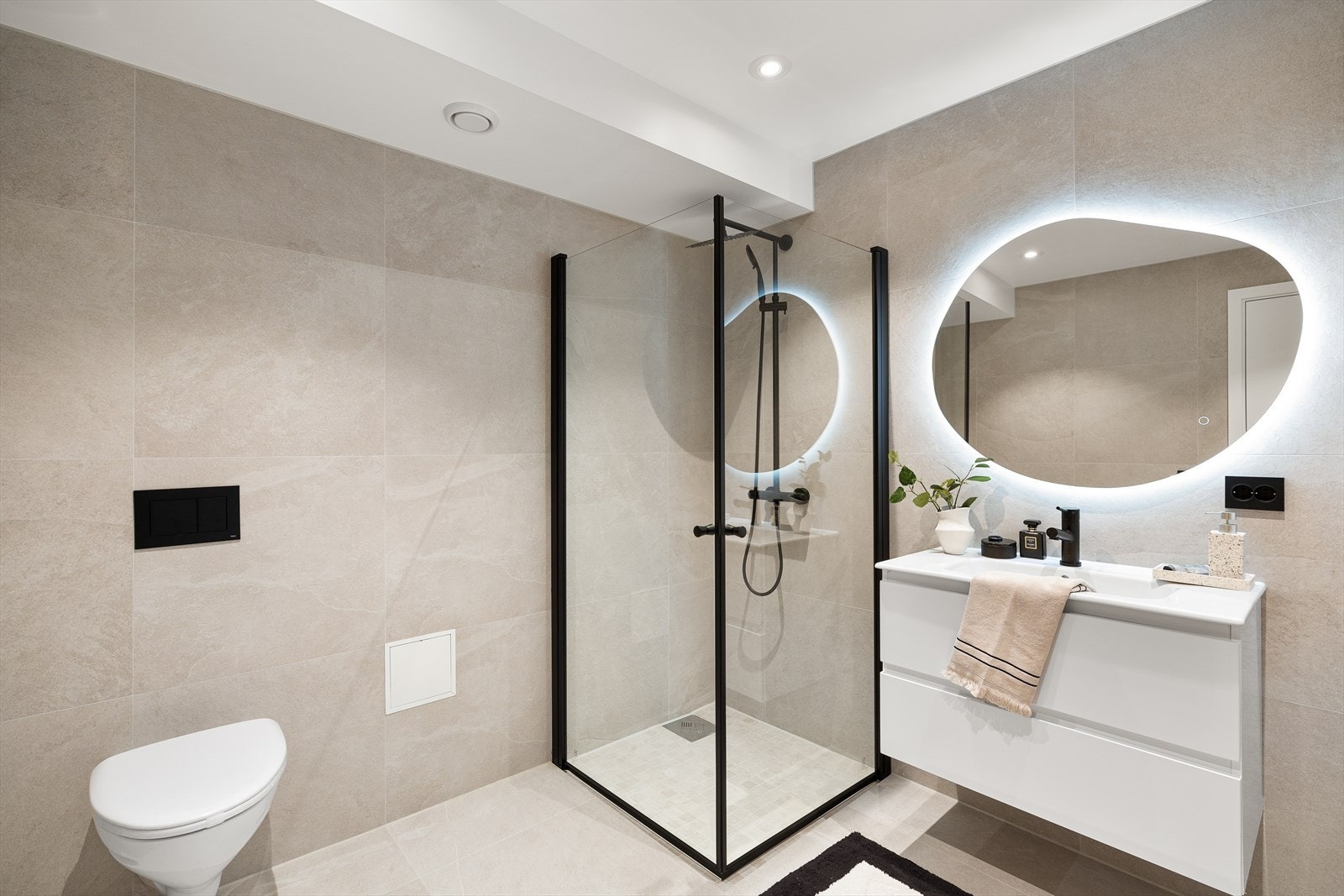 Badet er delikat og innbydende, med 60x60 fliser, varmekabler i gulvet og moderne innredning. Galleribilde