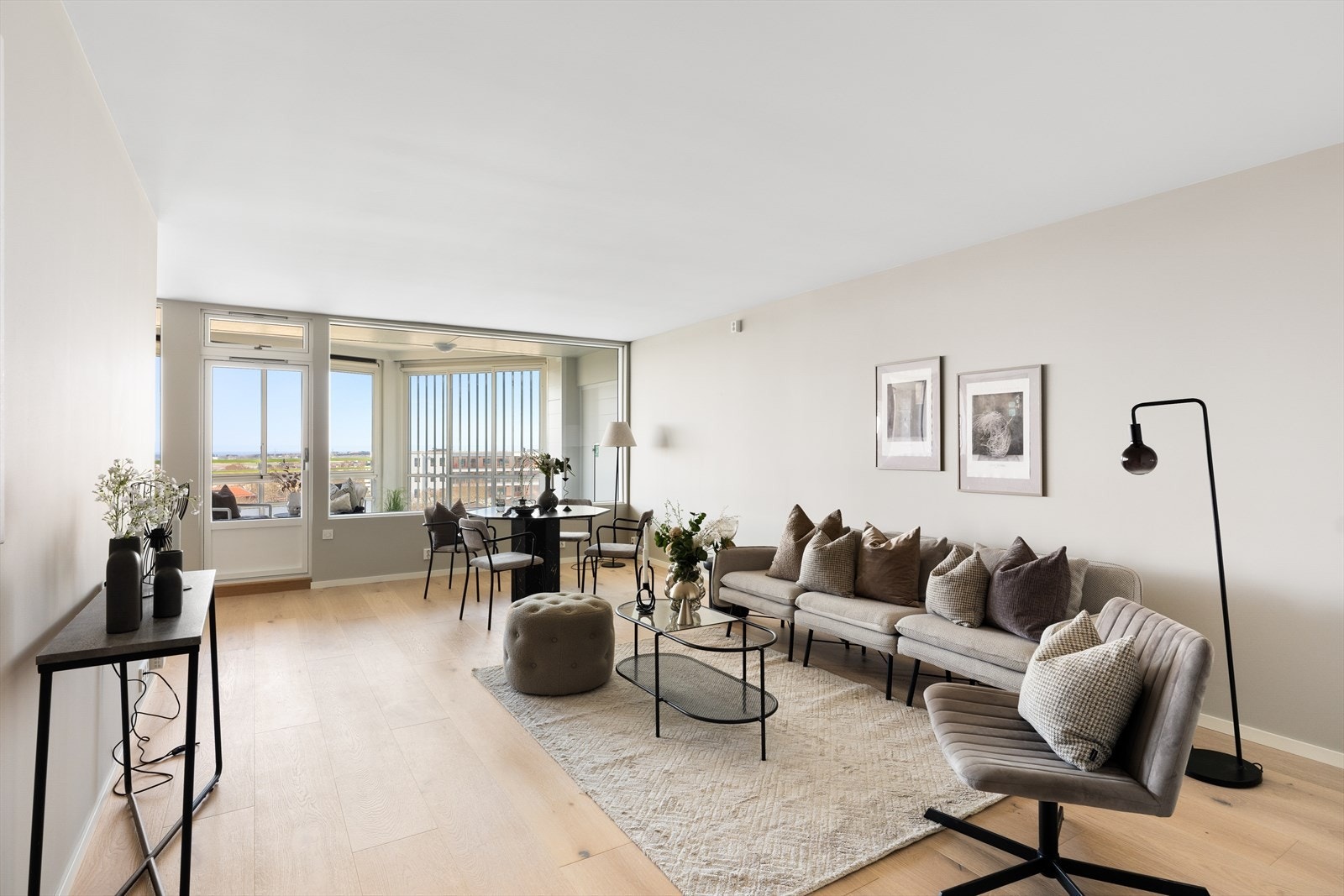 Leiligheten er gjennomgått omfattende renovering i 2024/2025 og holder en gjennomgående høy standard. Galleribilde
