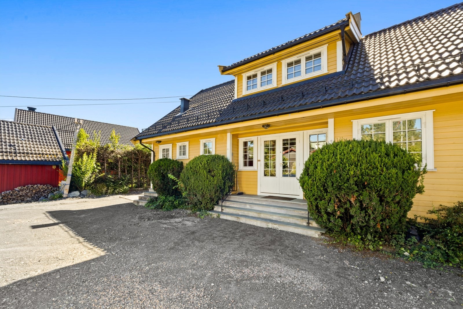 Boligen har en presentabel adkomst via en tofløyet ytterdør. Galleribilde