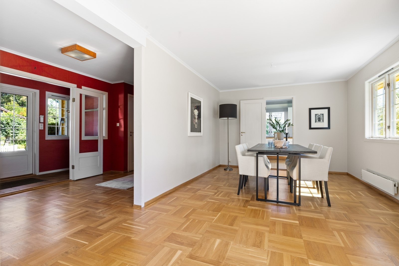 Representativ spisestue med god plass til langbord. Eikeparkett i ruter på gulv, malte vegger og himling. Galleribilde