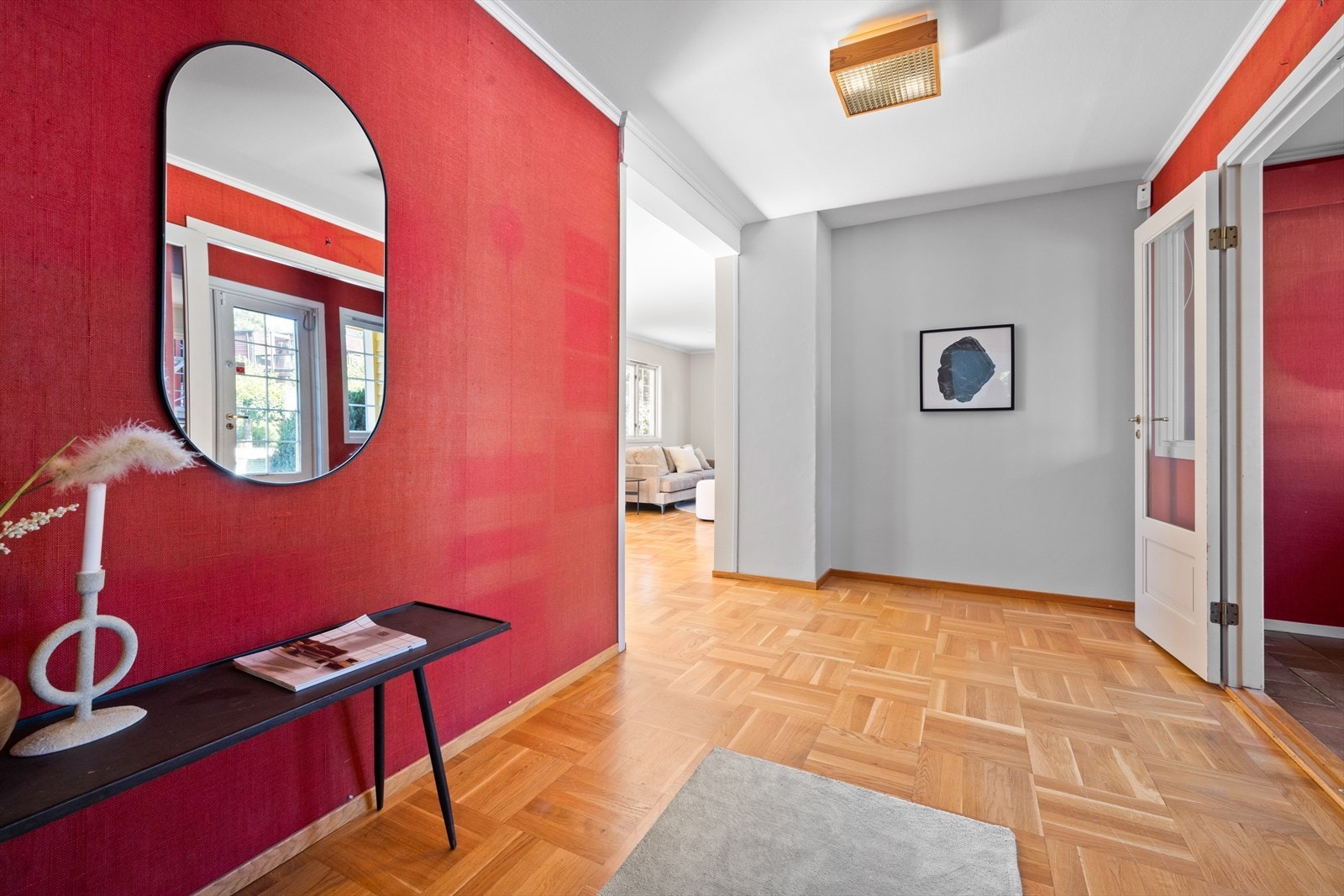 Meget lys og romslig hall som som gir en trivelig velkomst inn til boligen. Galleribilde