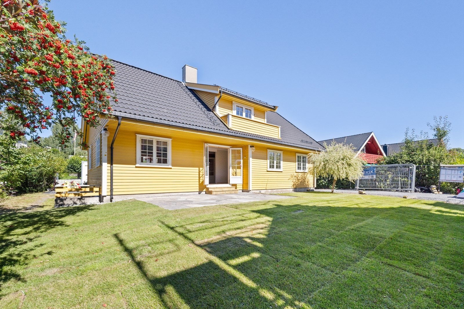 En flott uteplass med god boltreplass for barna i skjermet og solfylt hage. Galleribilde