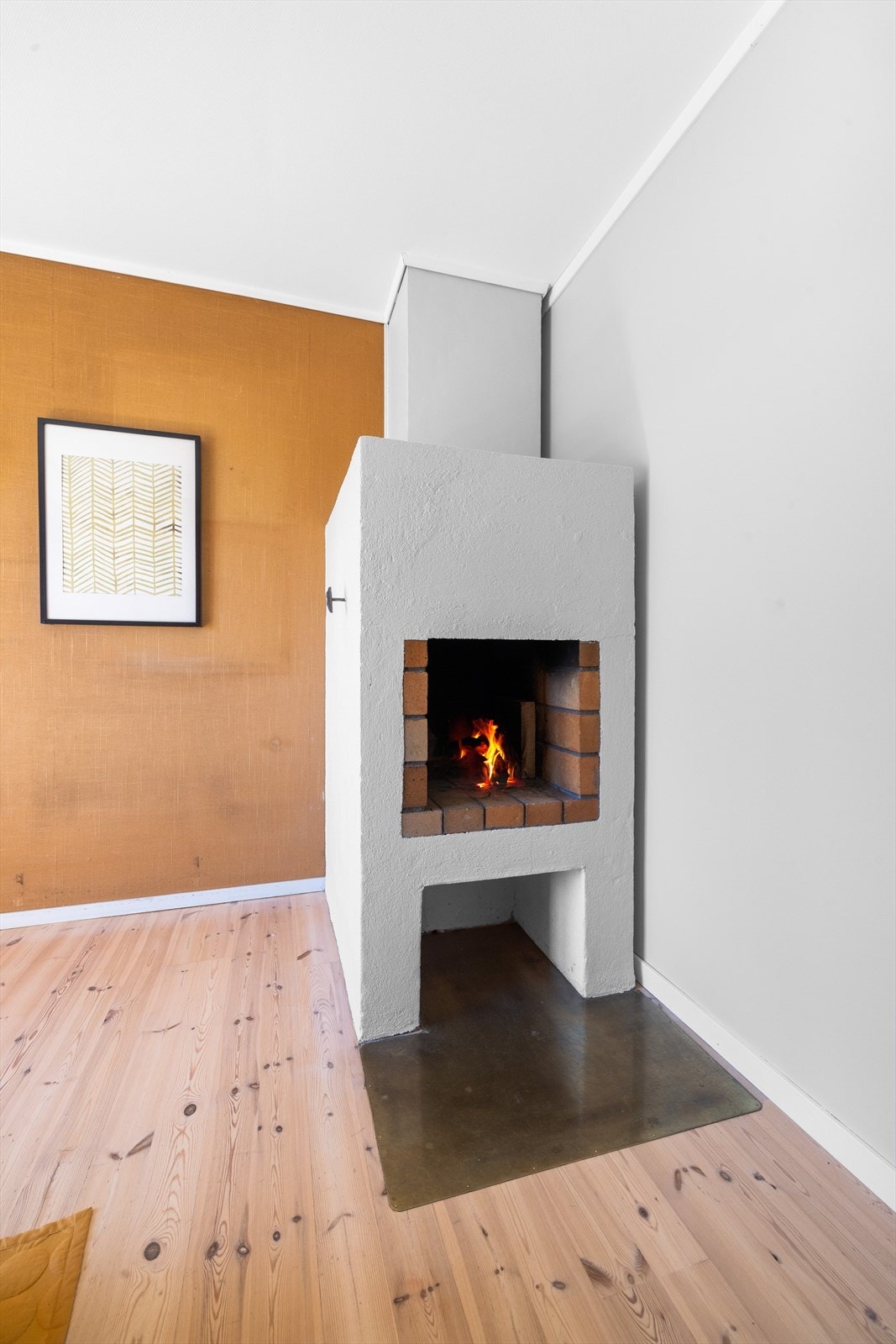 Hovedsoverommet har en peis som kan gi ekstra varme og hygge på kjølige kvelder. Galleribilde