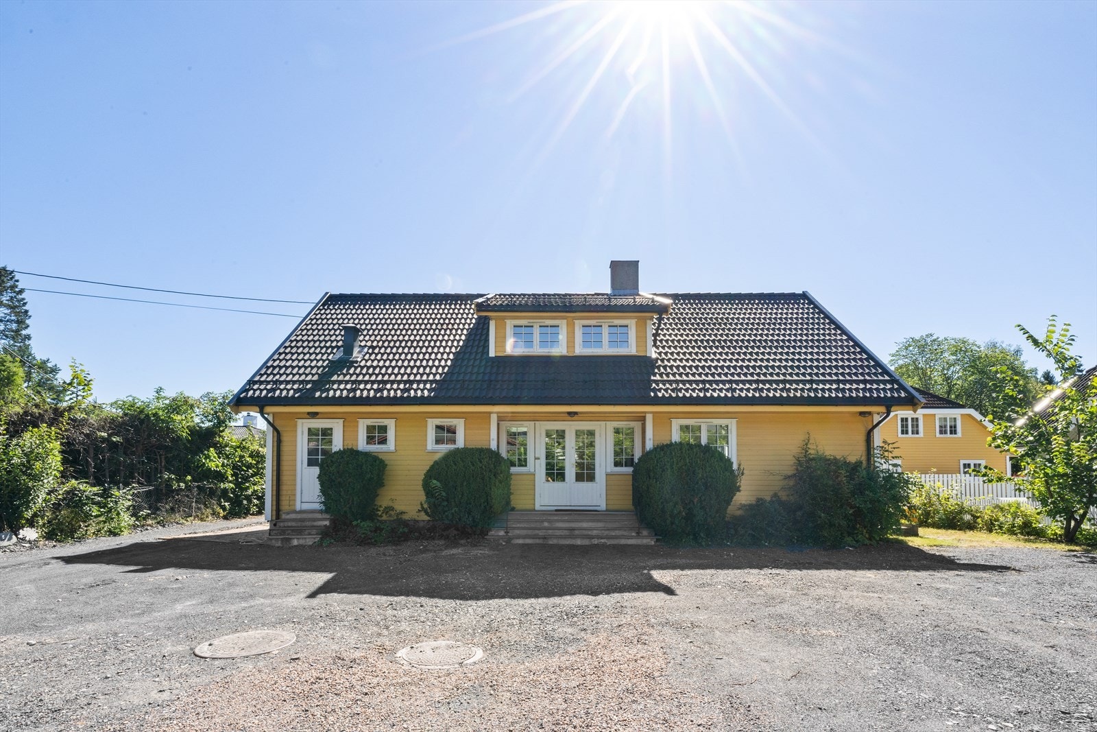 Tiltalende enebolig i ettertraktet boligområdet. Boligen har en presentabel adkomst via en tofløyet ytterdør. Galleribilde
