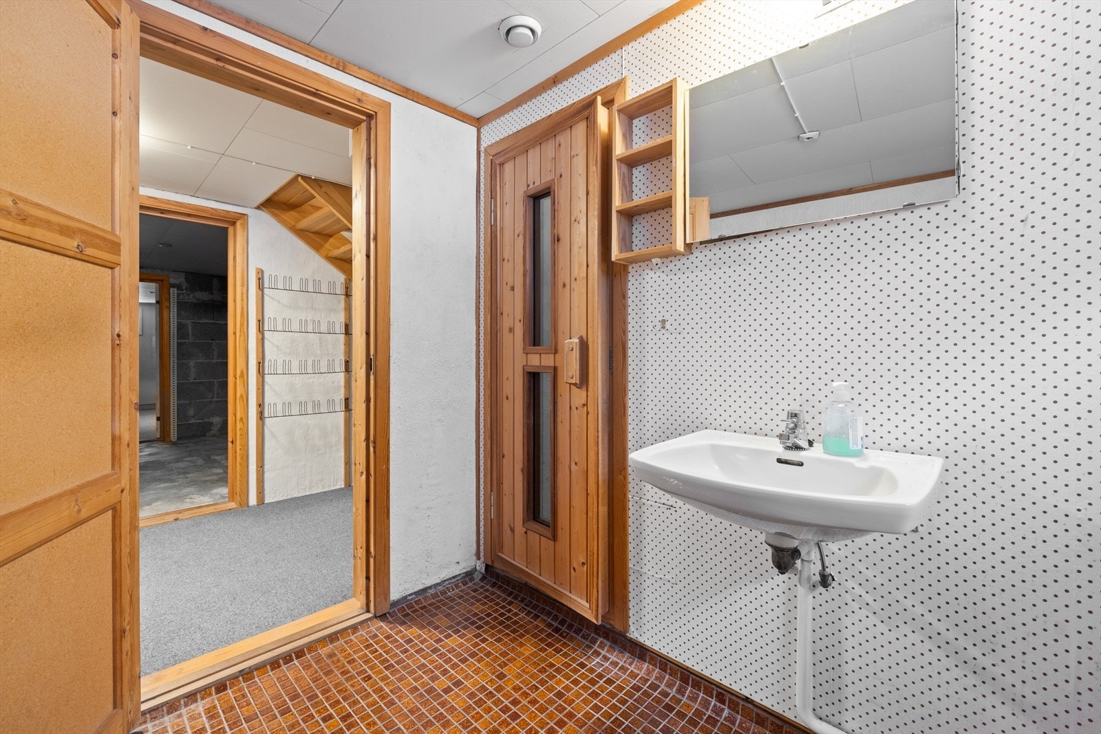 Bad i kjeller ligge ri tilknytning til badstue. Galleribilde