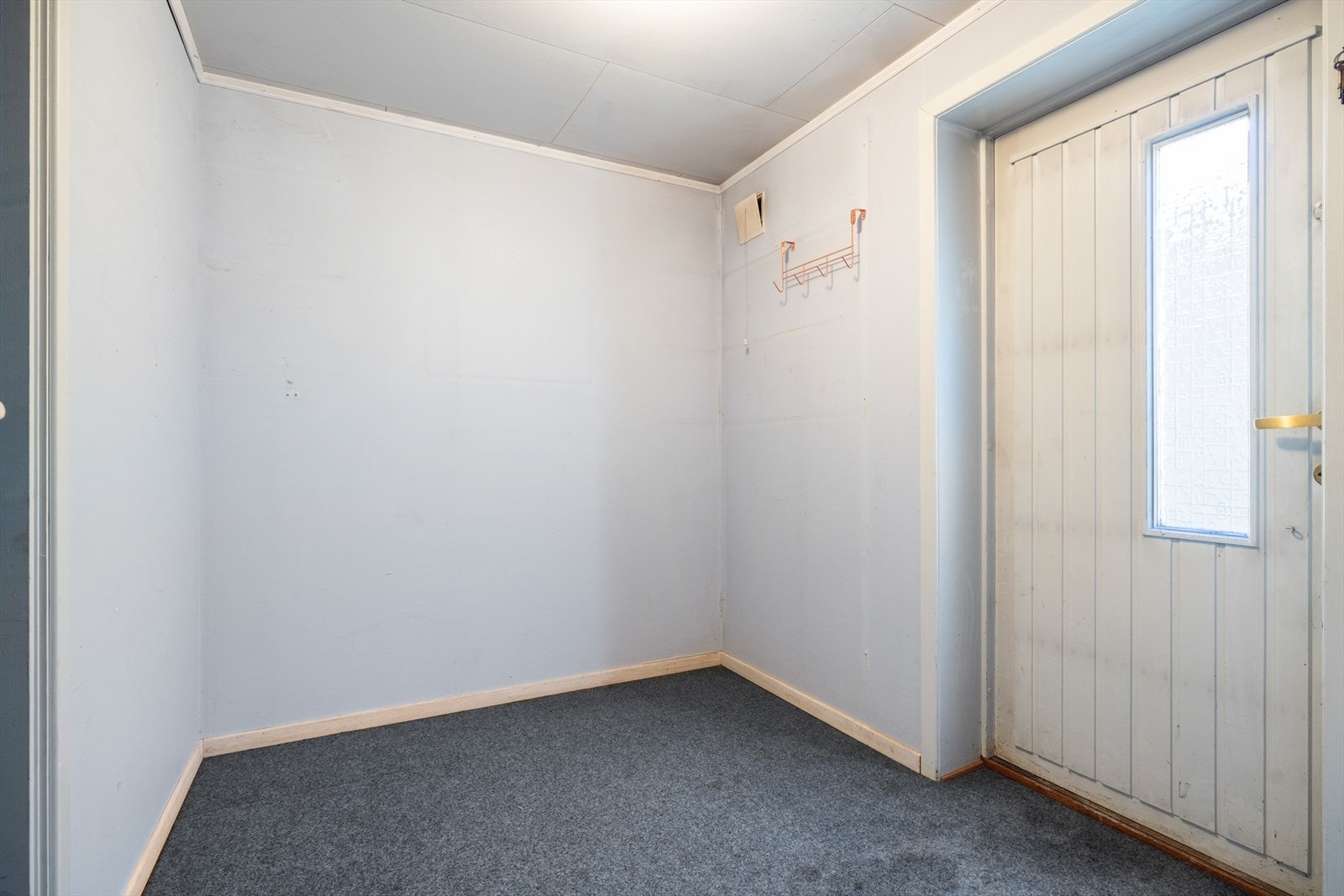 Gang i kjeller med direkte adkomst ut. Galleribilde