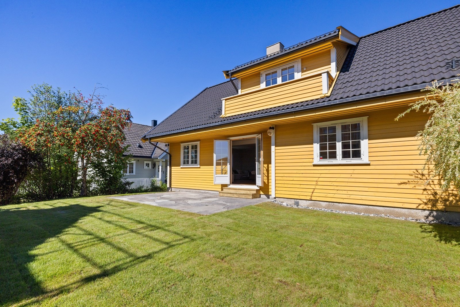 En flott uteplass med god boltreplass for barna i skjermet og solfylt hage. Galleribilde