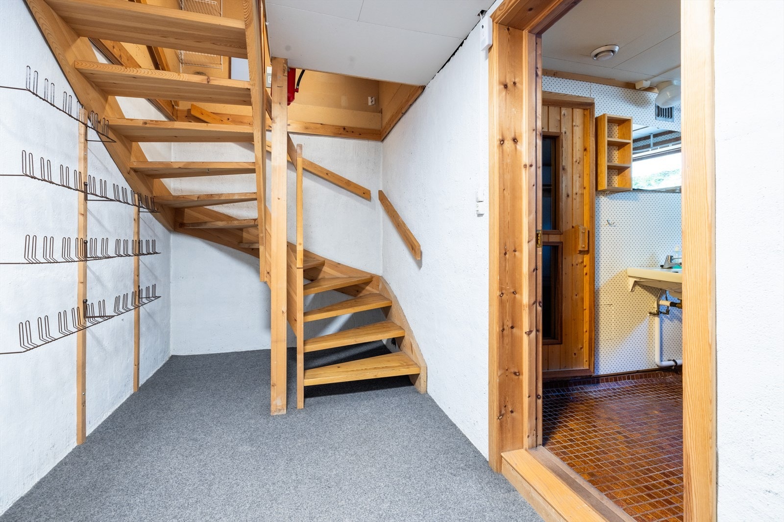 Innvendig trapp ned til kjeller etasje. Hele kjeller etg har takhøyde på ca 220 cm. Galleribilde