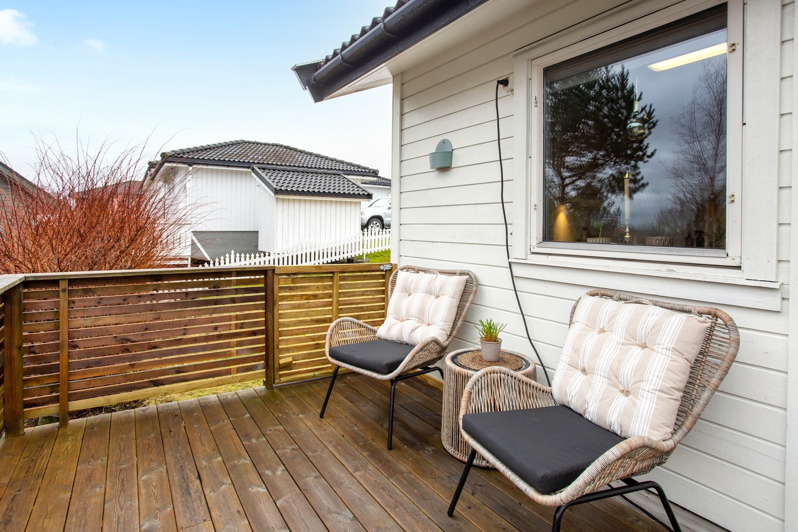 Koselig terrasse vendt mot hagen Galleribilde
