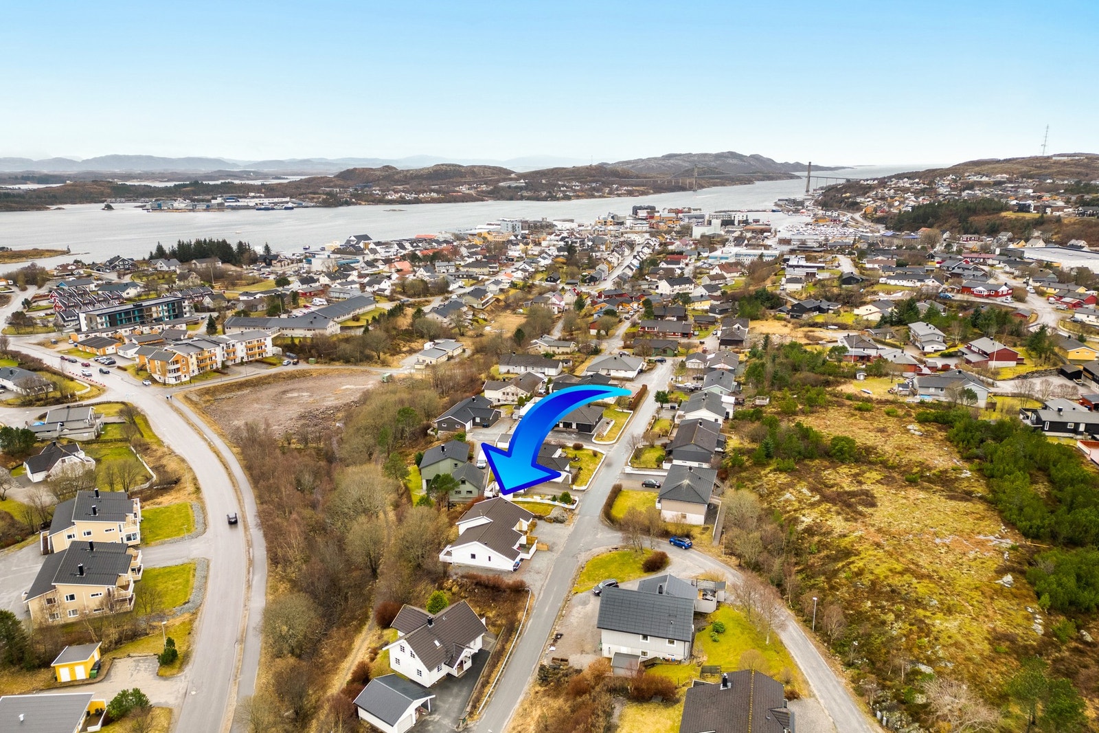 Boligen ligger sentralt og fint til, ca 1 km nord for Rørvik sentrum Galleribilde