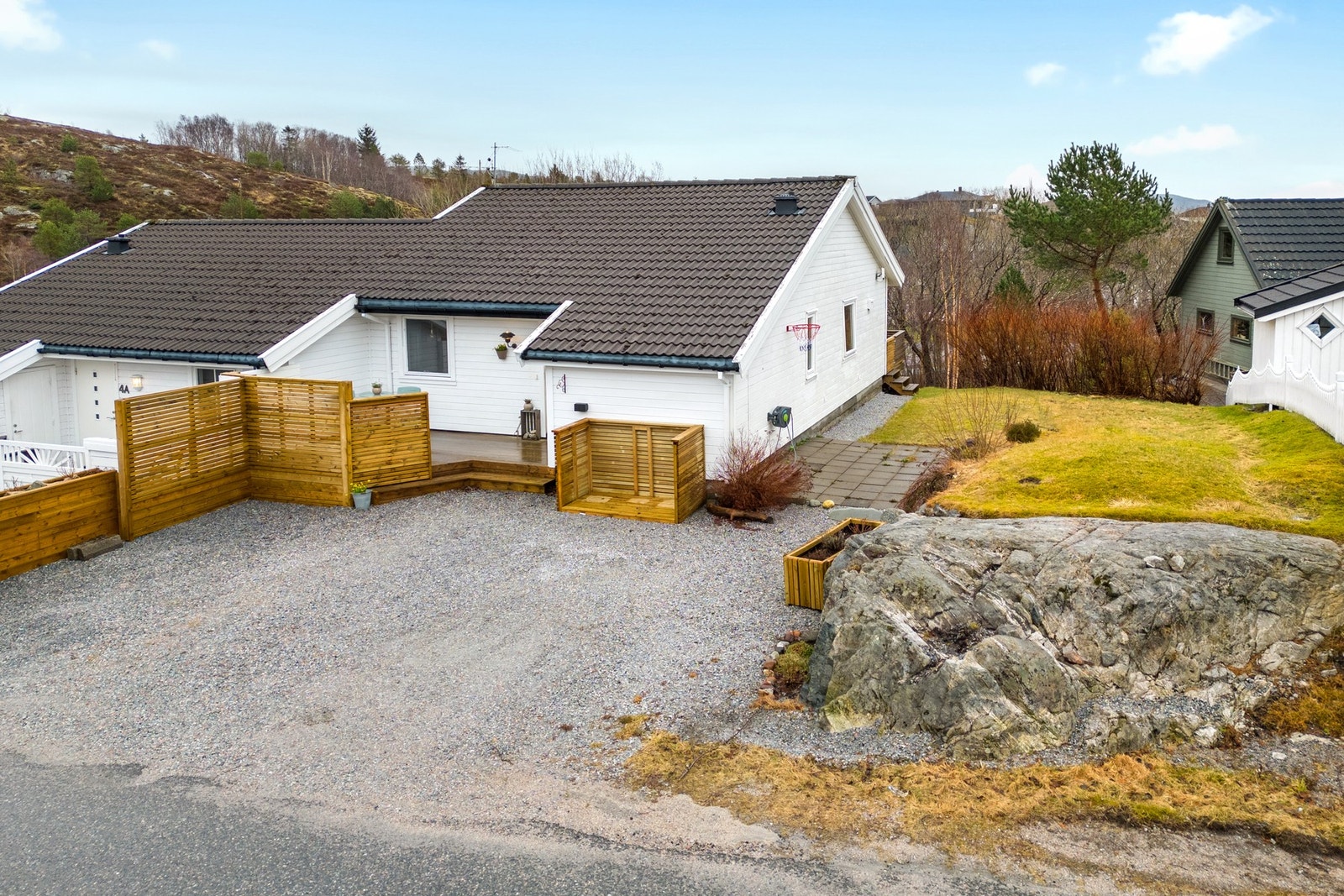 God plass for parkering på egen gårdsplass Galleribilde
