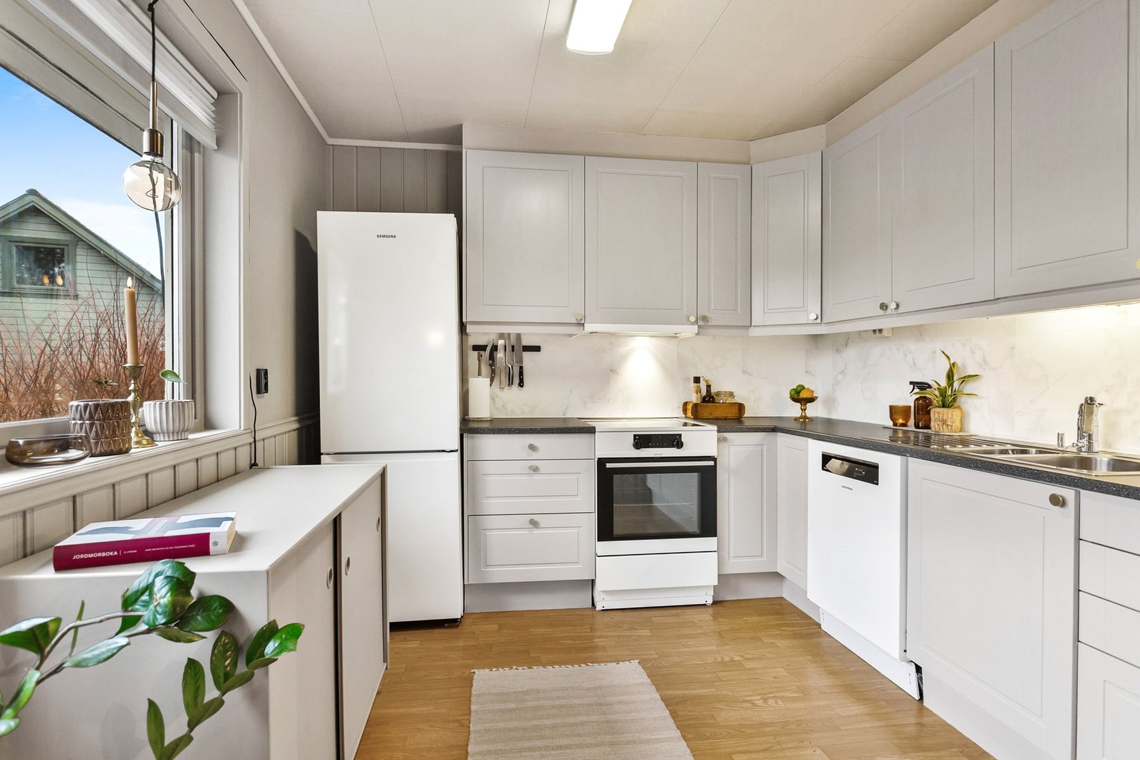 Det ble foretatt oppmaling av kjøkkenfrontene i 2021 Galleribilde