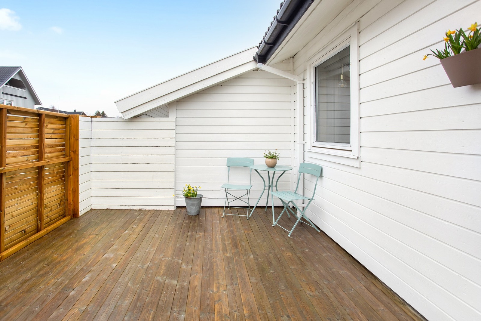 Skjermet og tilbaketrukket terrasse i front av boligen Galleribilde