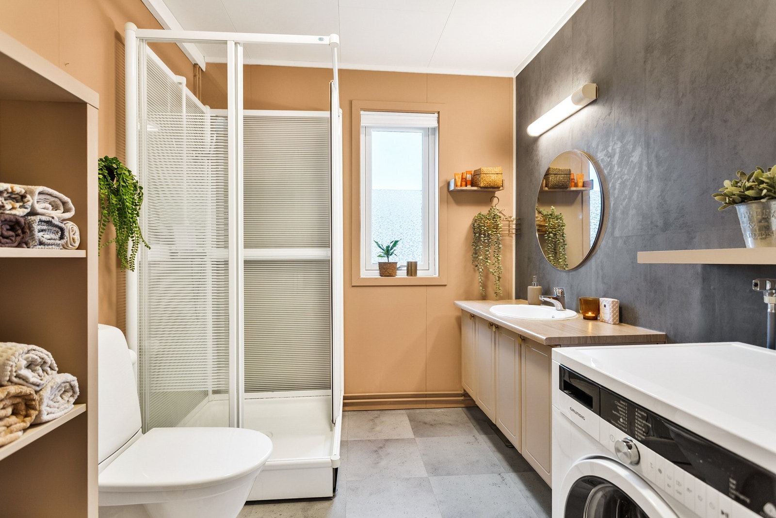 Kombinert bad- og vaskerom. Nytt gulvbelegg og nye våtromsplater på vegger i deler av rommet Galleribilde