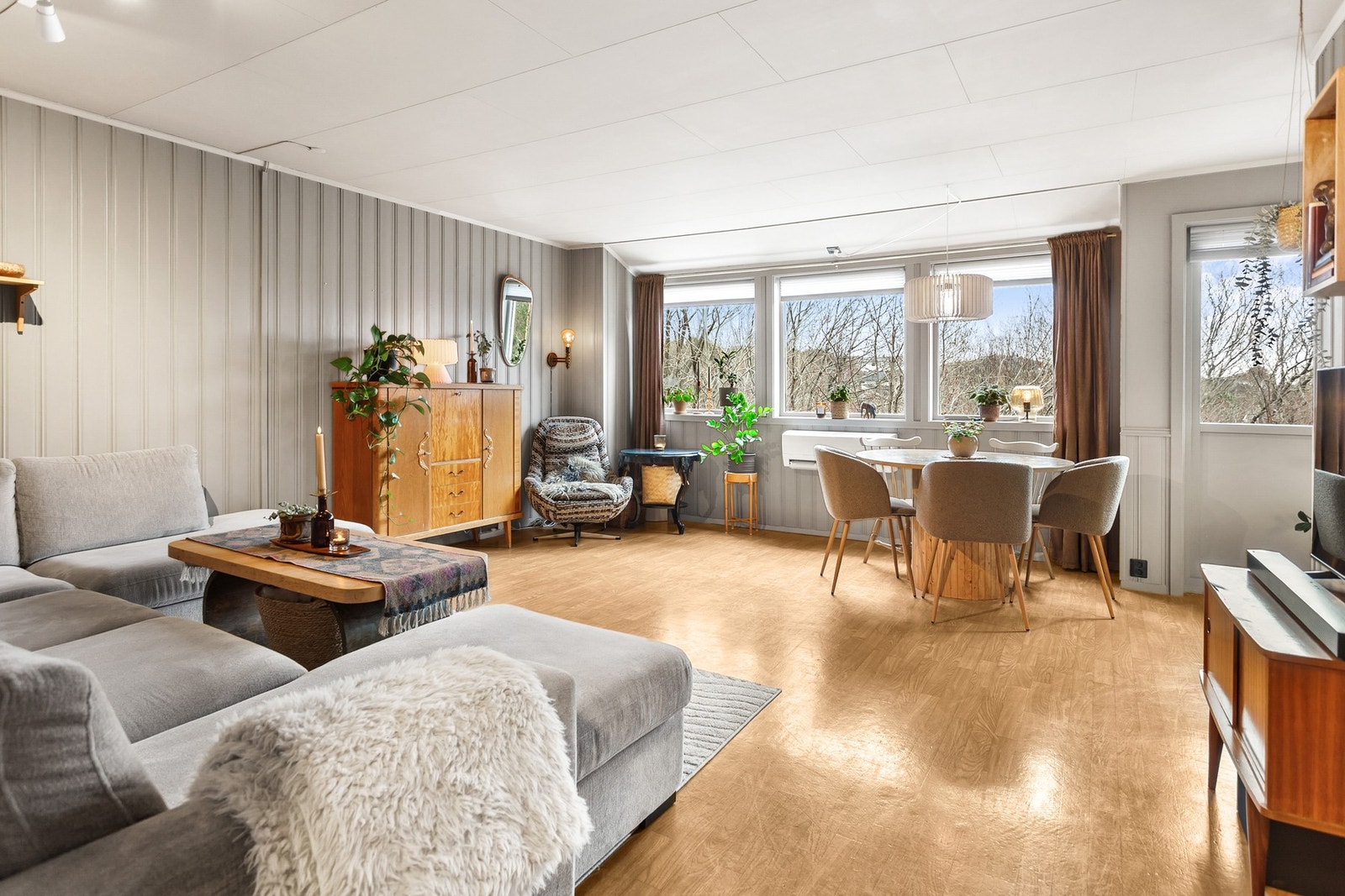 Hjemmekoselig stue med godt lysinnslipp Galleribilde