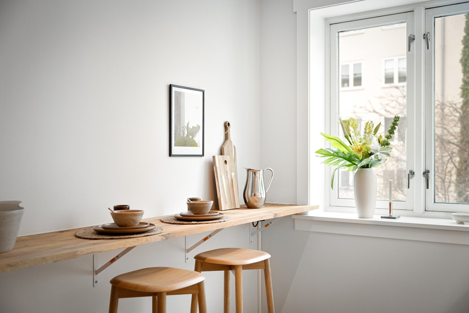 Kjøkkenet har en koselig barbenk som er et nydelig sted å ta morgenkaffen før man går ut og griper dagen. Galleribilde