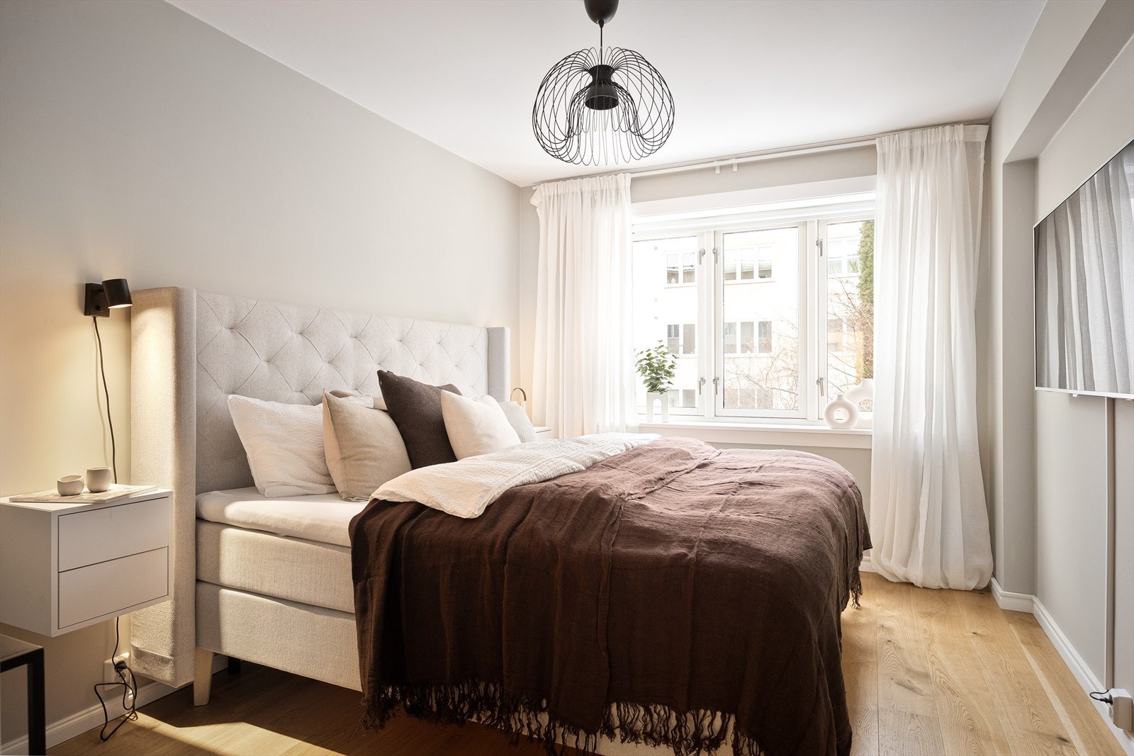 Soverommet er av god størrelse med plass til dobbeltseng, nattbord og tilhørende møbler. Galleribilde