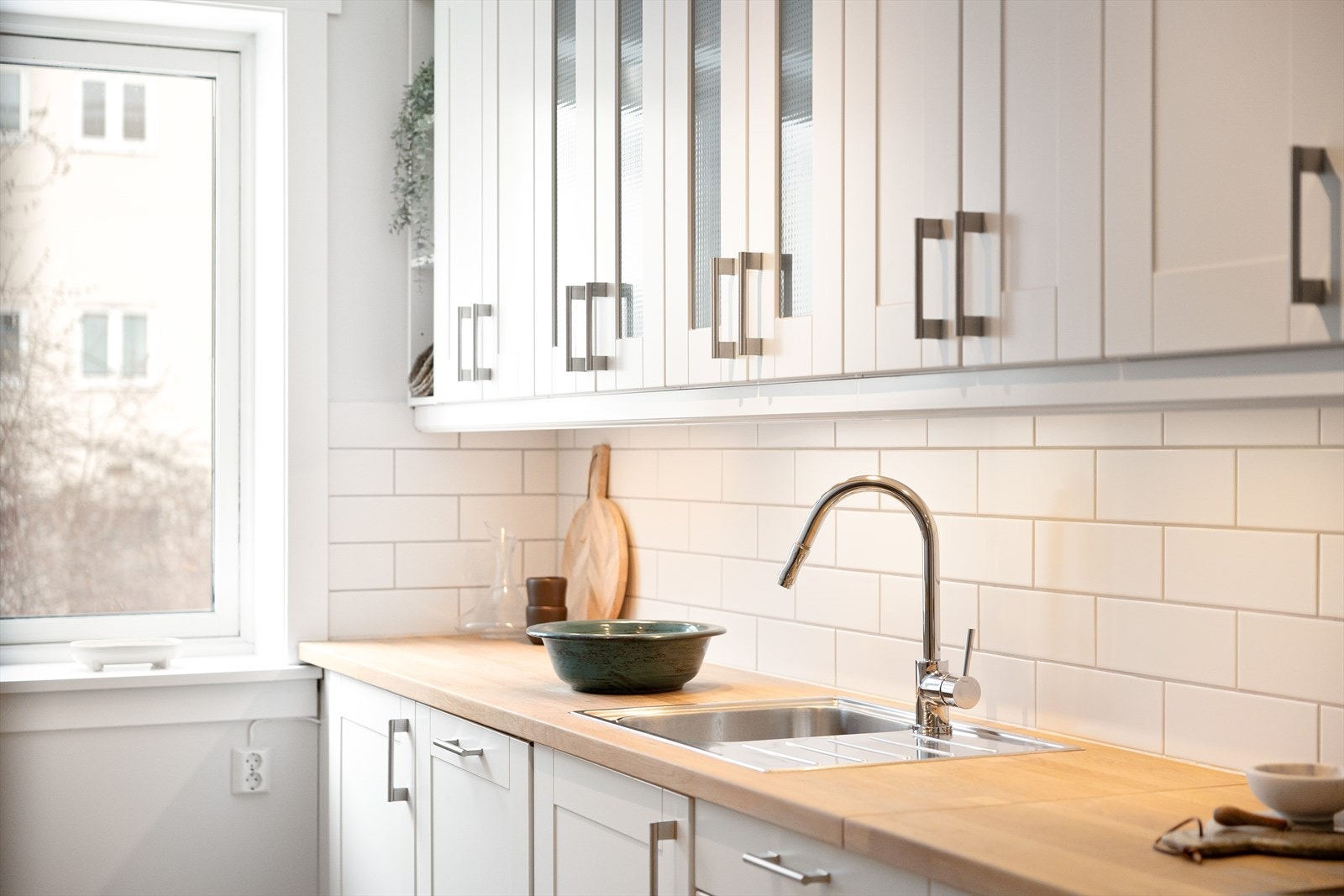 Oppvaskmaskinen er fra 2021, og kjøkkenet er utstyrt med kombinert kjøl/fryseskap, komfyr og keramisk koketopp. Galleribilde