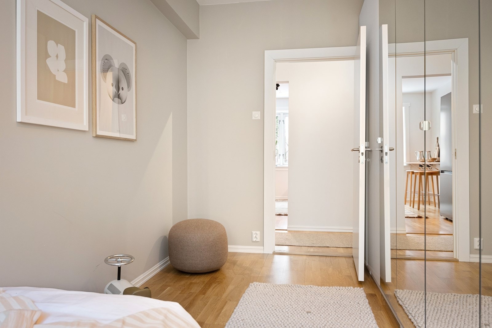 I tillegg har rommet et romslig garderobeskap med speilfronter, som gir både gode oppbevaringsmuligheter og en lysere romfølelse. Galleribilde