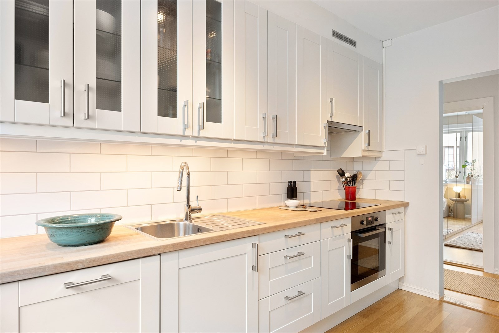 Oppvaskkummen i rustfritt stål har et praktisk ettgreps blandebatteri. Kjøkkenavkast er integrert i platetoppen og har et kullfilter fra 2023. Galleribilde