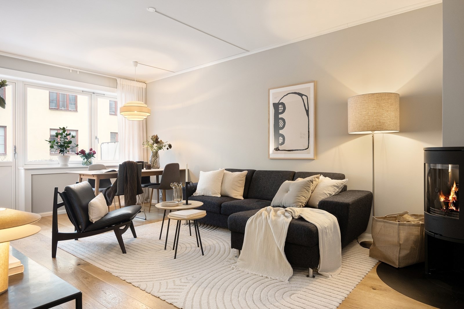 Denne lyse og delikate 3-romsleiligheten i 2. etasje kombinerer det beste av to verdener - en sentral beliggenhet på St. Hanshaugen med kort vei til byens puls, samtidig som du bor tilbaketrukket i rolige og grønne omgivelser. Galleribilde