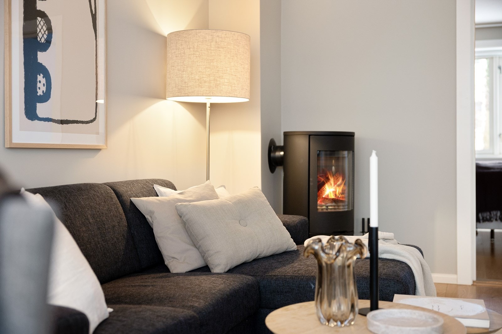 I stuen finner du en stemningsfull peis fra 2017, som gir lun varme på kalde dager. Galleribilde