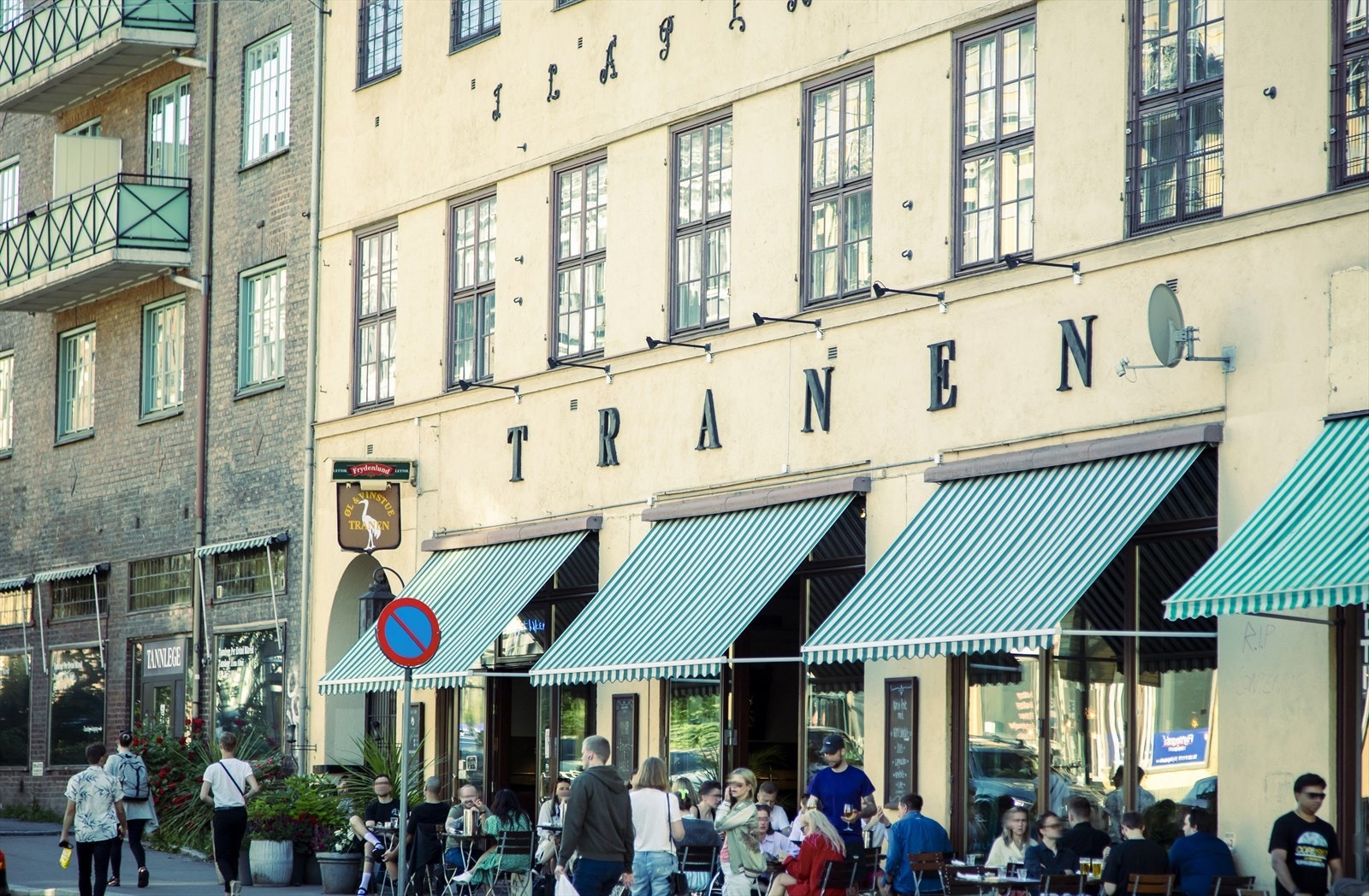 Koselige kafeer og restauranter ligger rett rundt hjørnet. Blant dem finner du Tranen på Kiellands plass, kjent for sitt lekre vinkart og en av byens beste pizzaer. Galleribilde