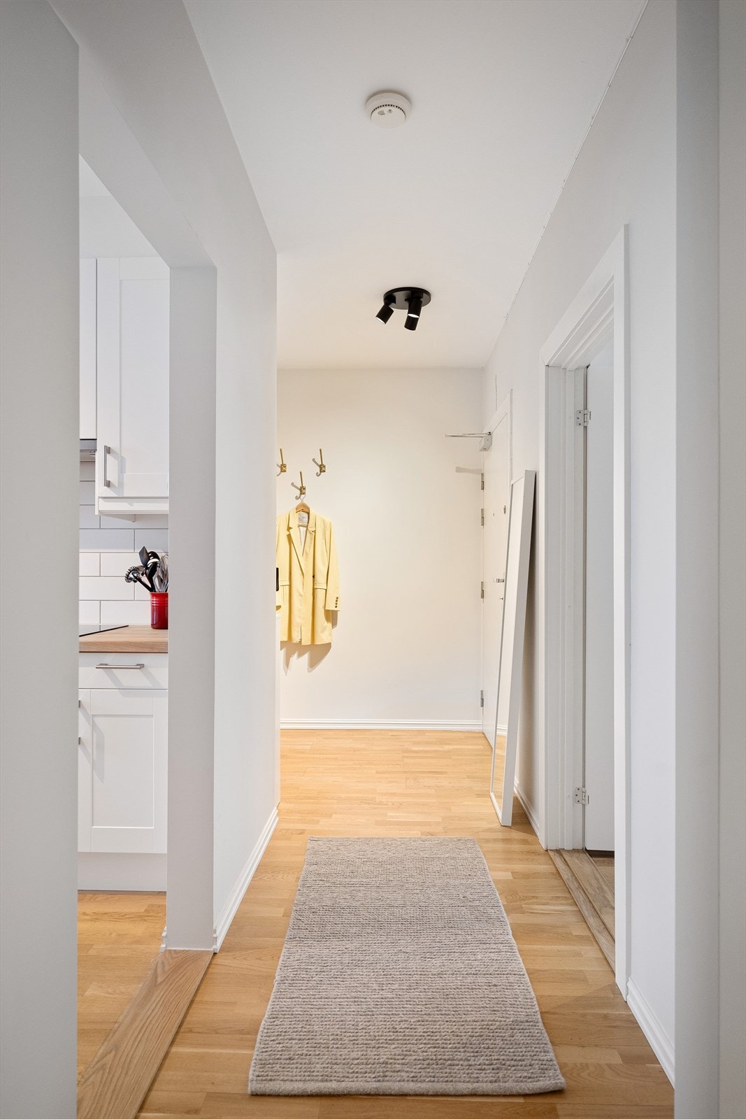 Leiligheten har en innbydende entré som skaper et umiddelbart godt førsteinntrykk. Galleribilde