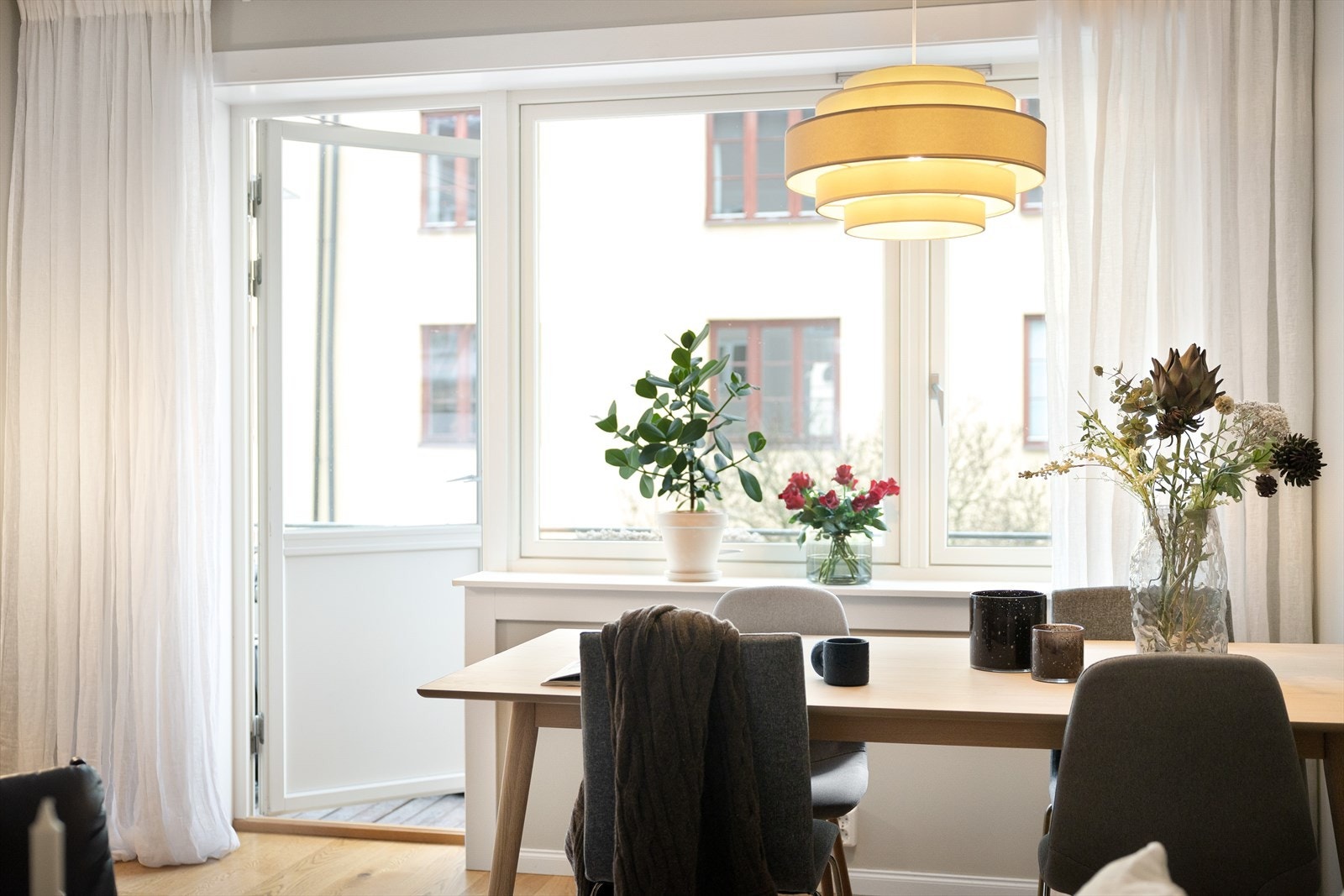 De store vindusflatene gir mye naturlig lys til stuen og gjør at leiligheten virker luftig. Galleribilde