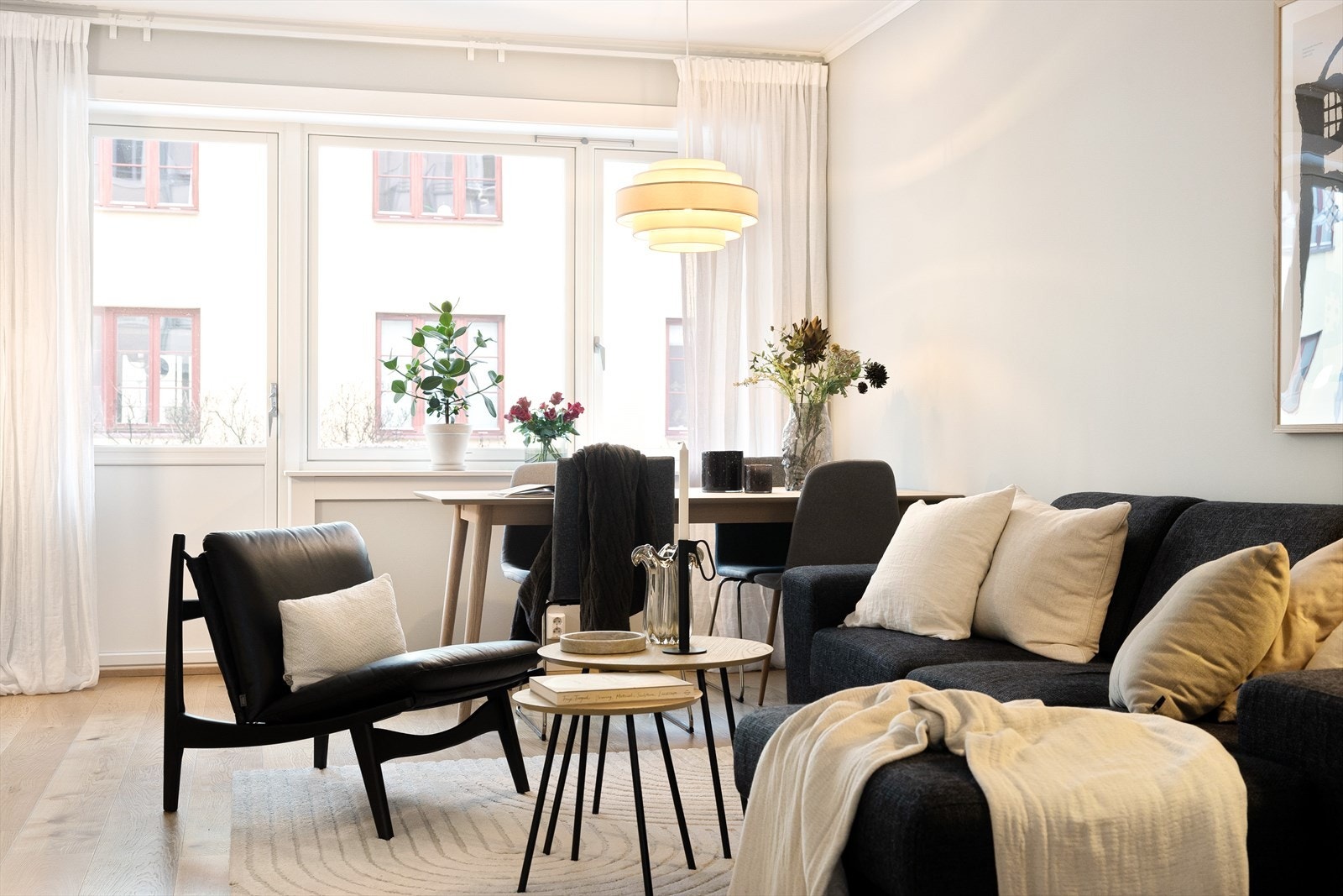 Stuen er lys og luftig med store vindusflater som sørger for rikelig med innslipp av naturlig lys. Galleribilde