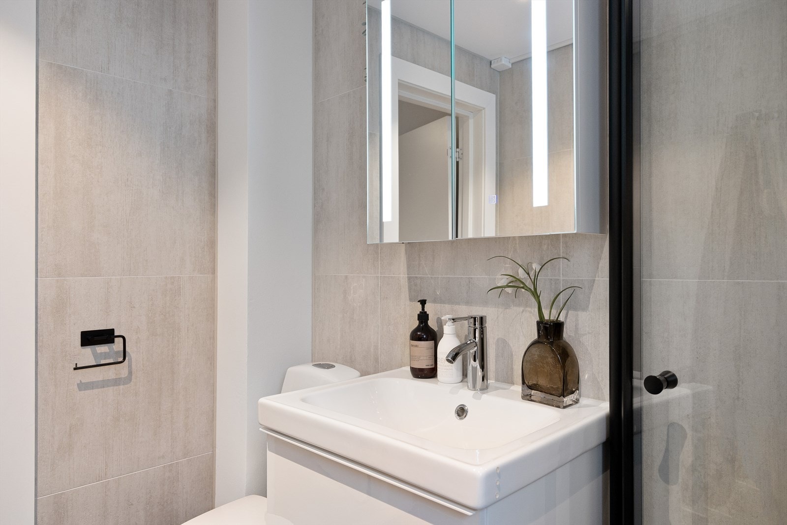 Rehabilitert av borettslaget i 2001/2002 med nytt sluk og membran. Senere oppgradert med nye varmekabler i 2018 og overflateoppusset i 2023 for et friskt og innbydende uttrykk. Galleribilde