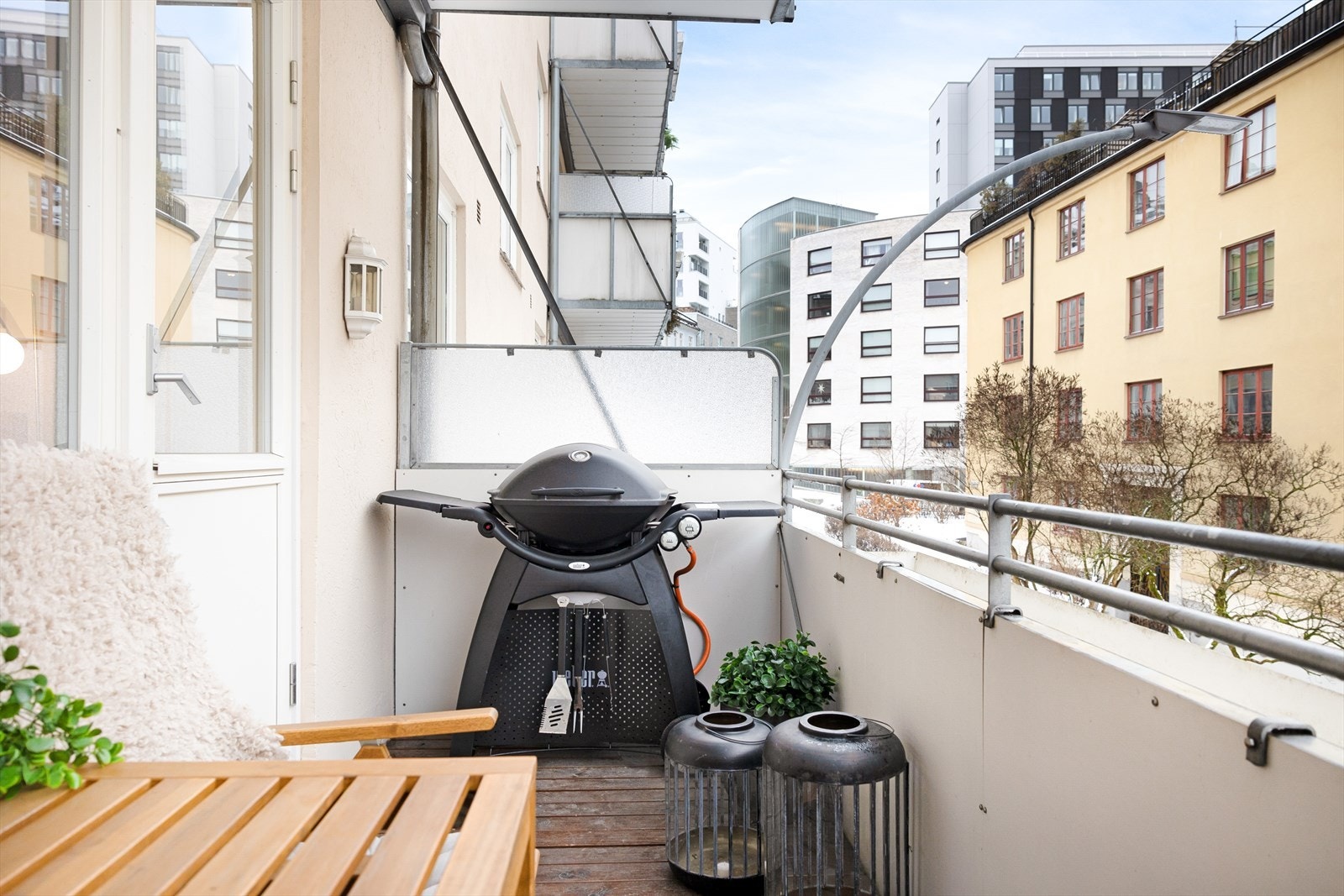 I vår- og sommerhalvåret blir balkongen en naturlig forlengelse av stuen, perfekt for hyggelige stunder med familie og venner. Her kan du enkelt skape en koselig uteoase med utemøbler, beplantning og en gassgrill. Galleribilde