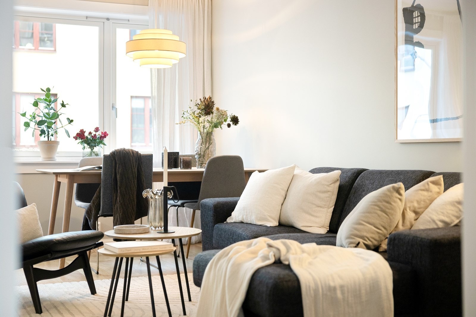 Planløsningen åpner opp for flere møbleringsmuligheter med god plass til sofagruppe, TV-møbler og spisebord med tilhørende stoler. Galleribilde