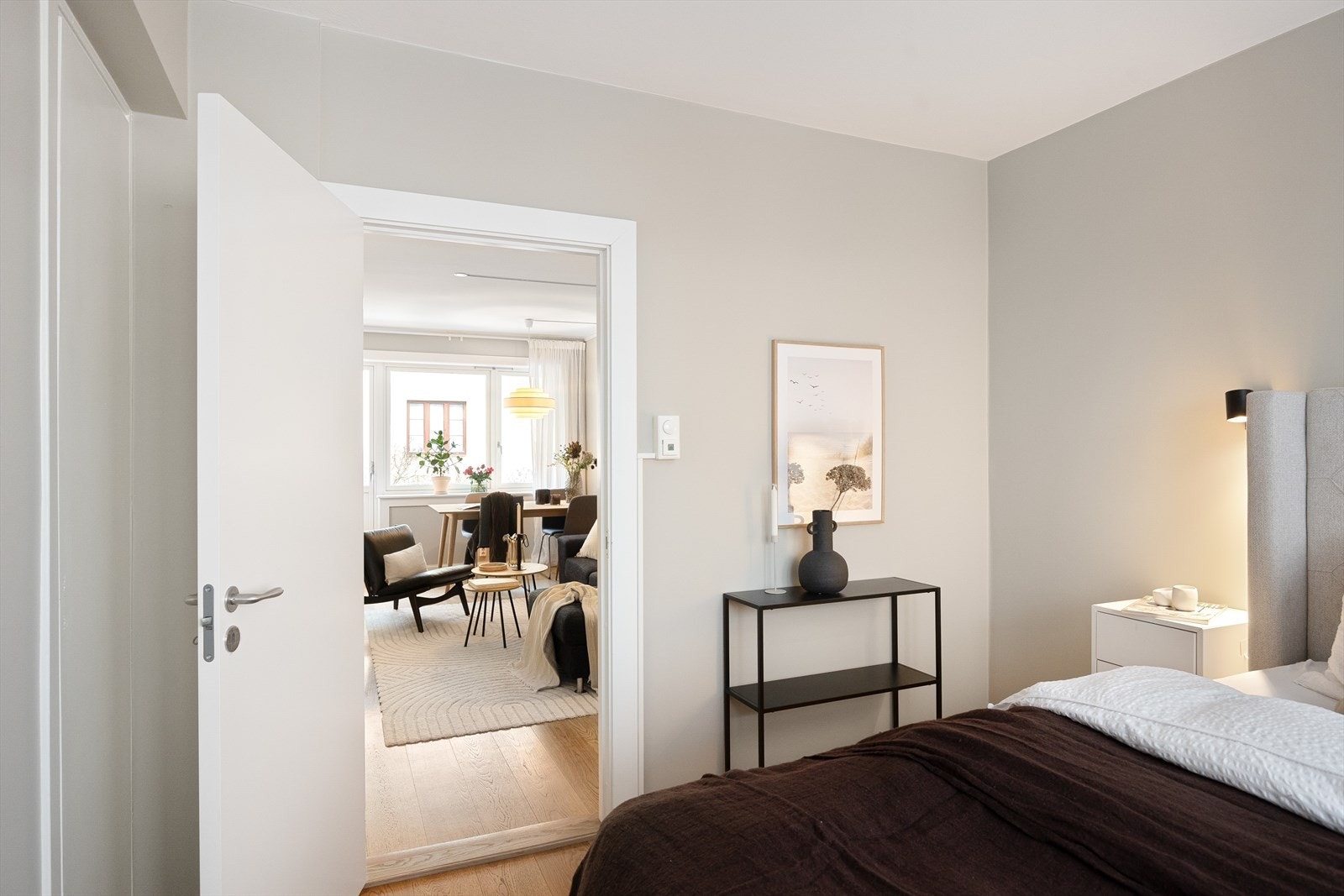 Moderne fargevalg på veggene og store vindusflater gir rommet en behagelig atmosfære. Galleribilde