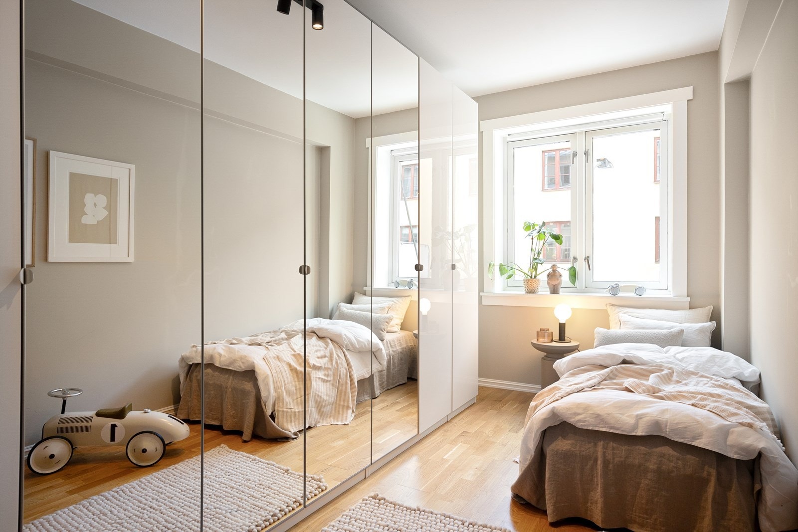 Soverom 2 er romslig og har plass til både seng og øvrige møbler. Det er et allsidig rom som passer perfekt som barnerom, gjesterom eller hjemmekontor, tilpasset dine behov. Galleribilde