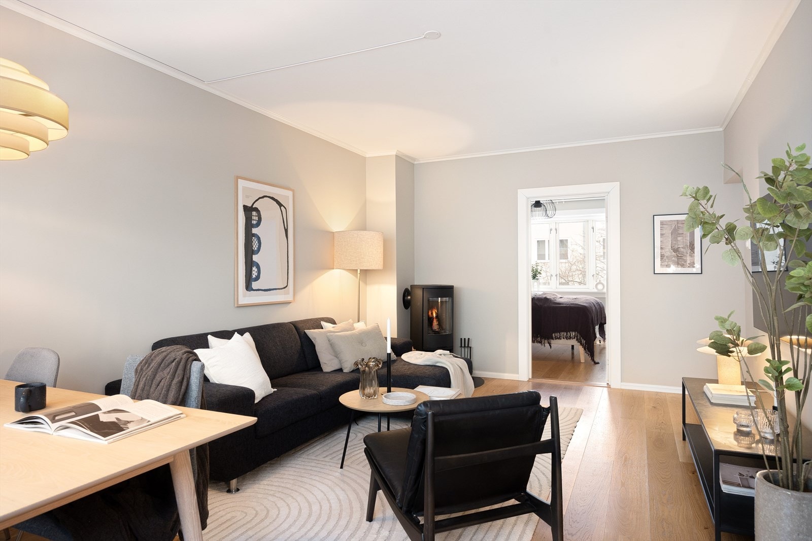 Gulvet er belagt med flott parkett, og overflatene er malt i delikate og moderne fargetoner. Galleribilde