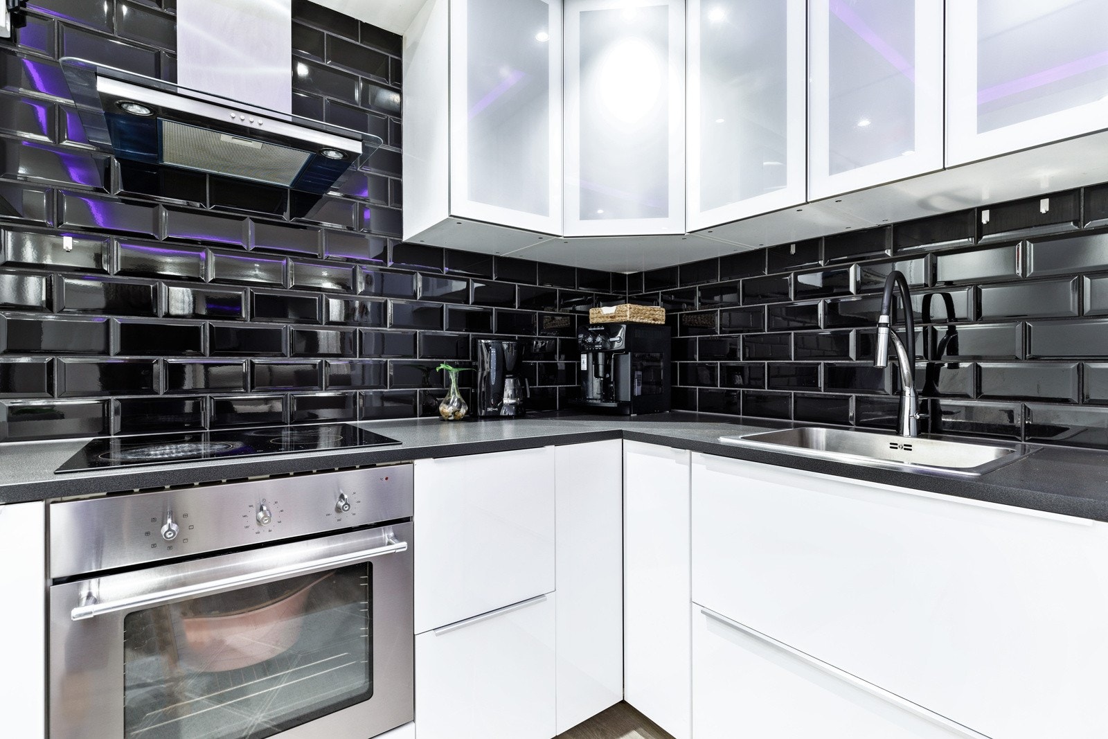 Kjøkkenet med lyse og slette fronter. Godt med lagringsplass. Galleribilde