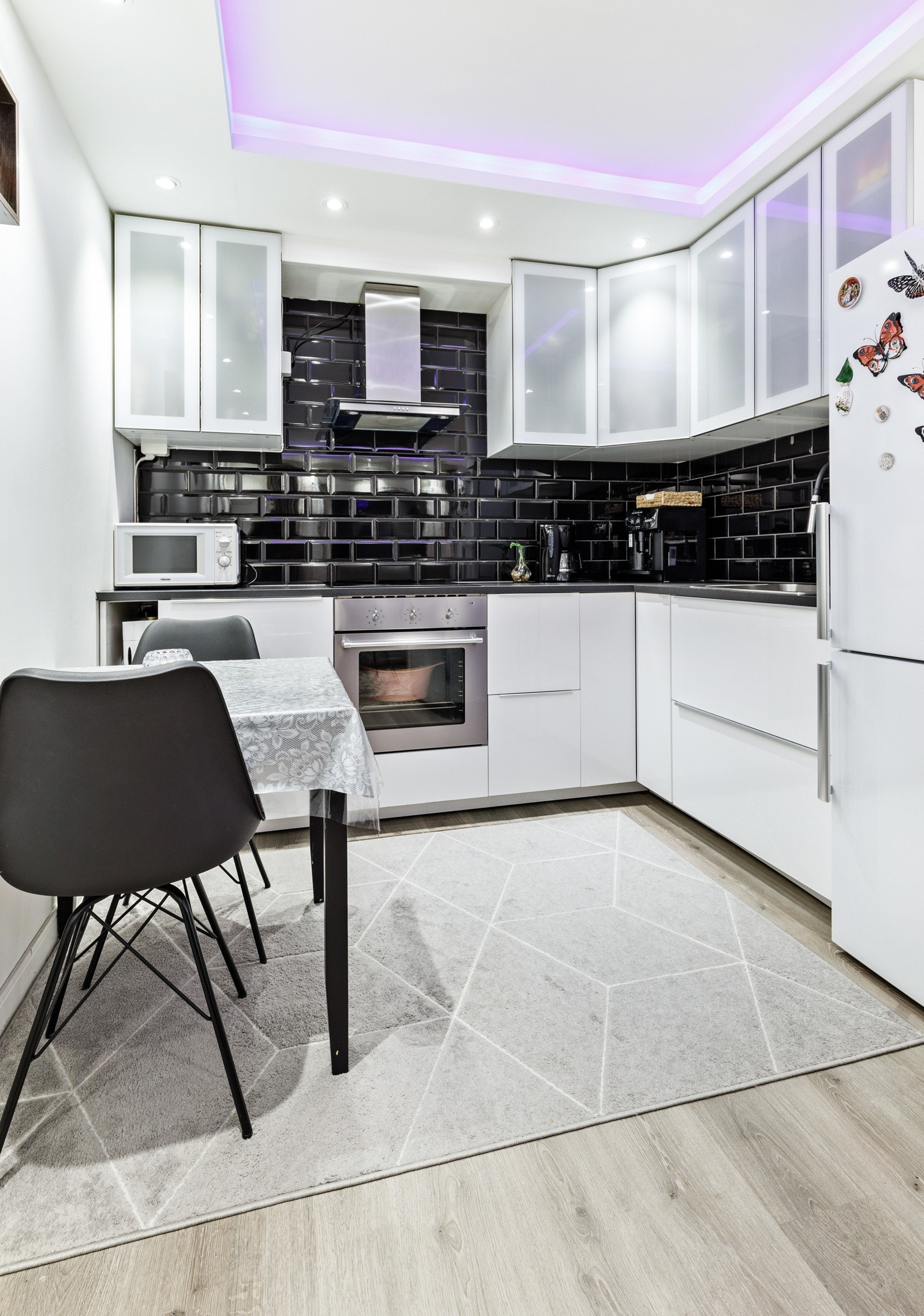 Det er plass til en liten spise seksjon på kjøkkenet. Galleribilde