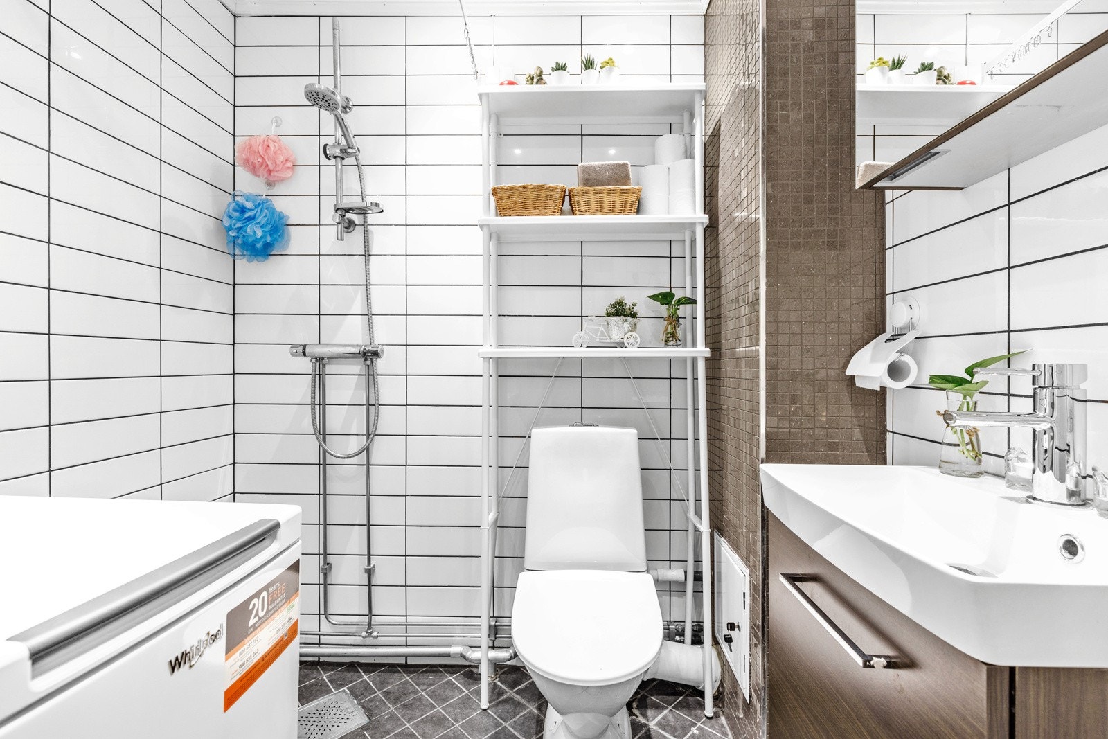 Lyst flislagt baderom med dusj. Galleribilde