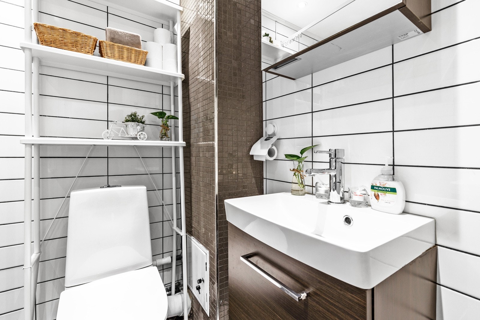 Veggmontert skuff, fritstående hyller og heldekkende servant. Galleribilde