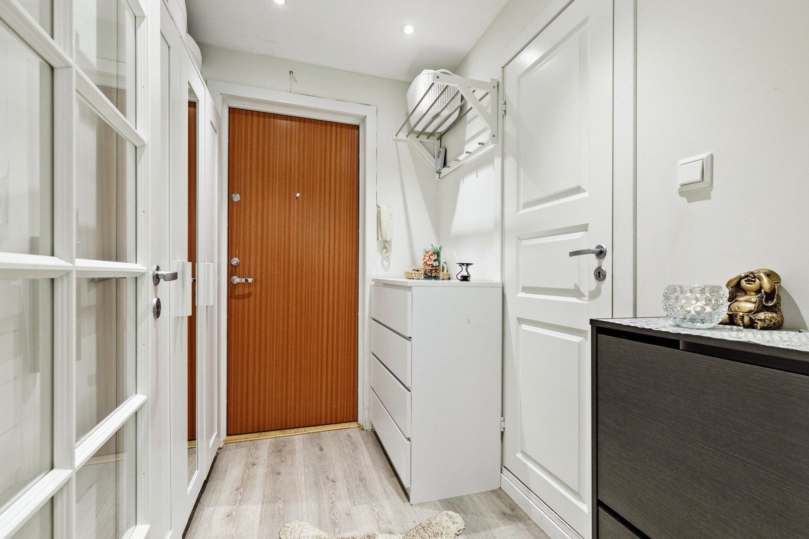 Fra entréen har du tilgang til badet og stue/kjøkkenet. Galleribilde