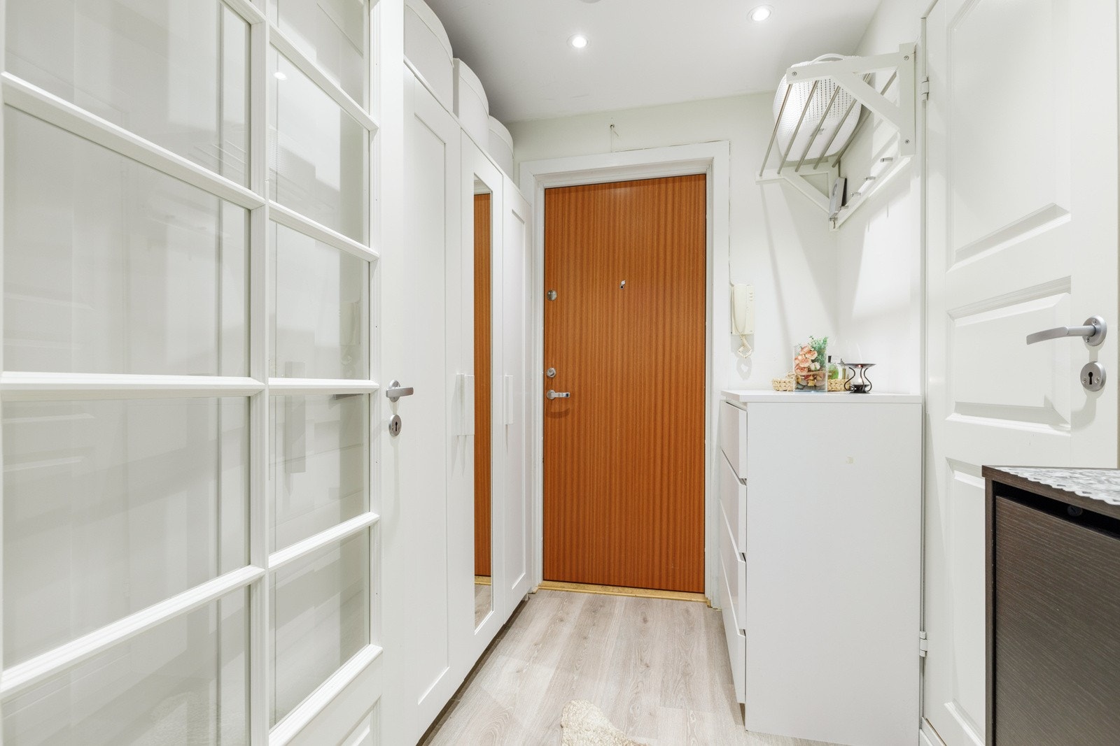 Fra entréen har du tilgang til badet og stue/kjøkkenet. Galleribilde