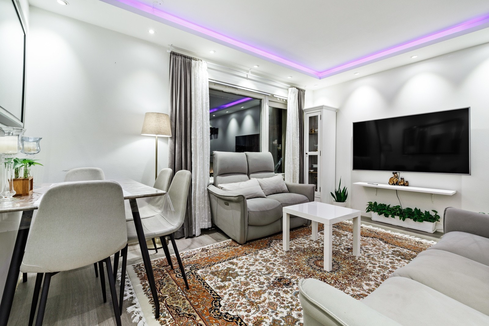 Stuen har god plass til både sofaseksjon samt spiseseksjon. Galleribilde