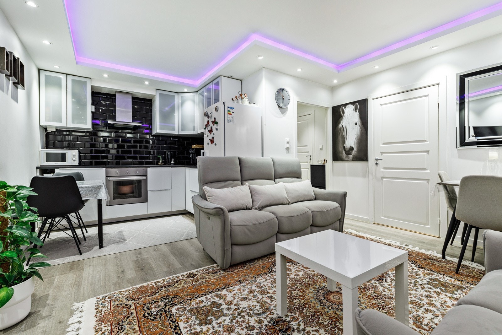 Arealeffektiv leilighet m. vestvendt balkong | Fantastisk utsikt| Varmtvann/fyring inkl.| Sentral beliggenhet! Galleribilde