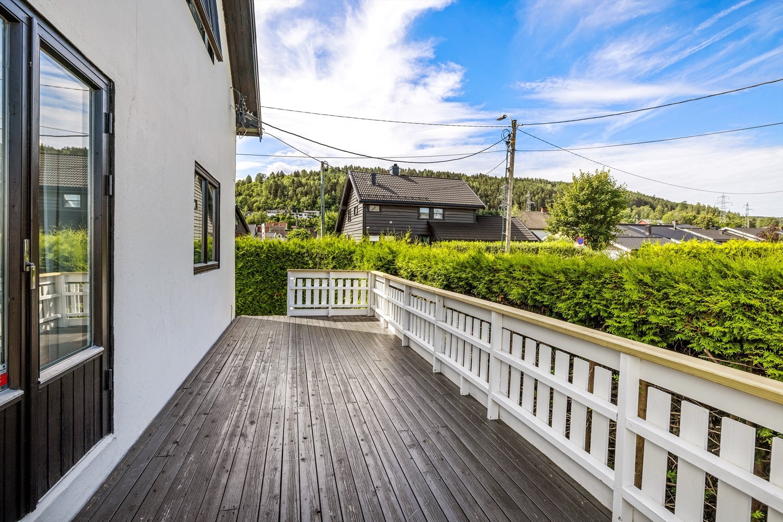Fra spisestuen er det utgang til en stor og fin terrasse. Galleribilde