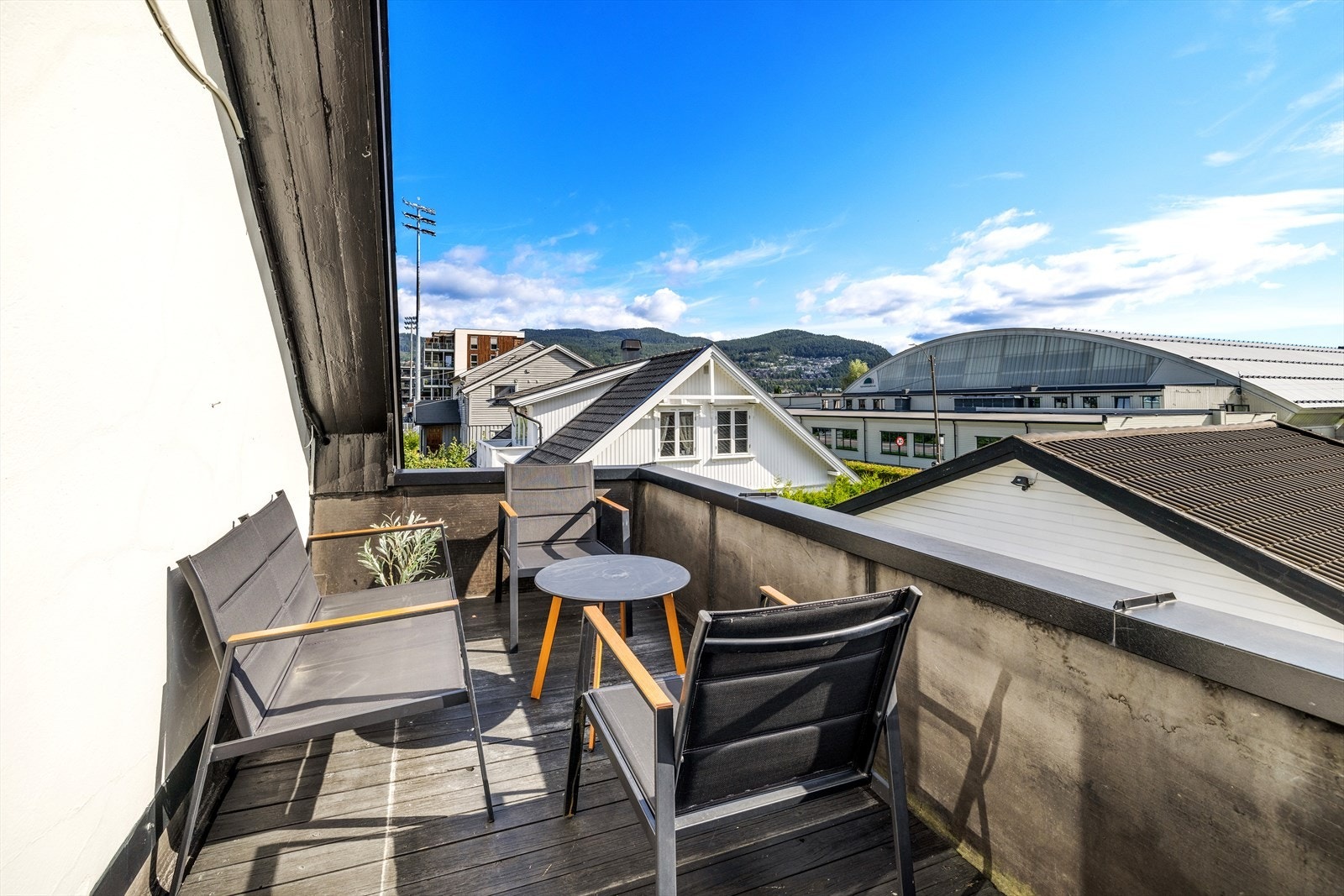 Fra gangen i 2. etasje er det utgang til veranda. Galleribilde