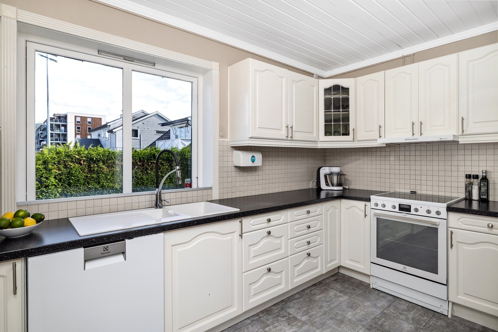 Boligen har et praktisk og romslig familiekjøkken. Galleribilde