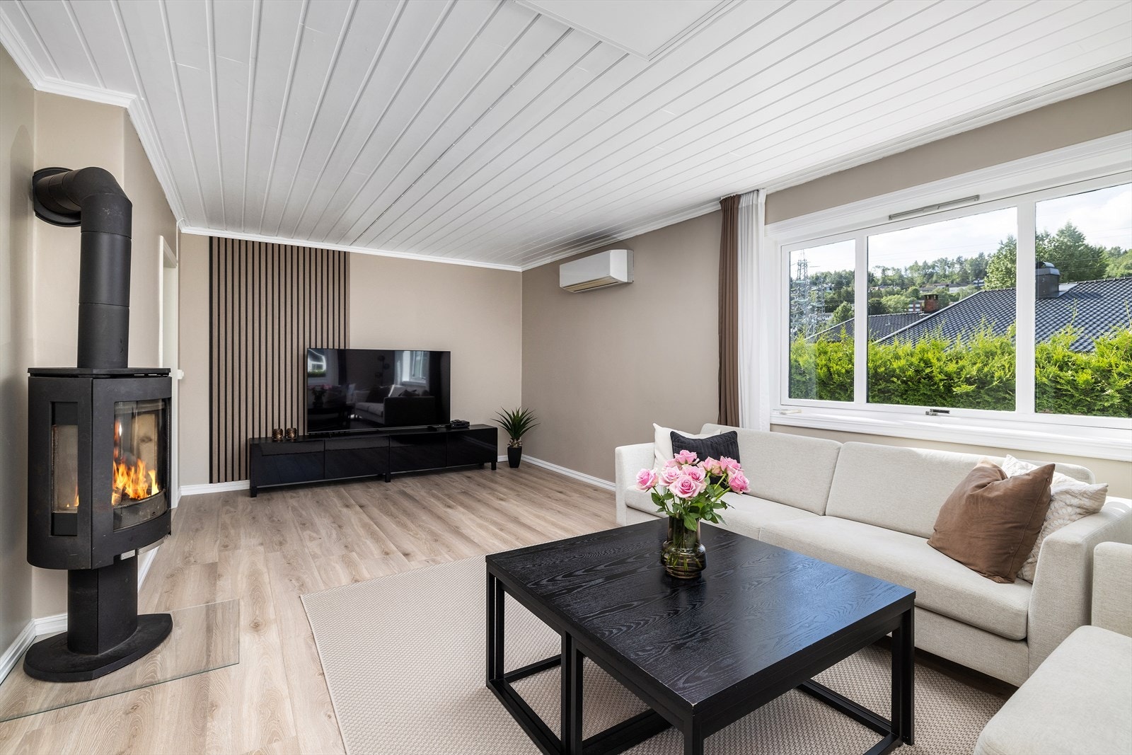 I stuen er det montert både varmepumpe og en moderne peisovn, som gir god varme til etasjen. Galleribilde